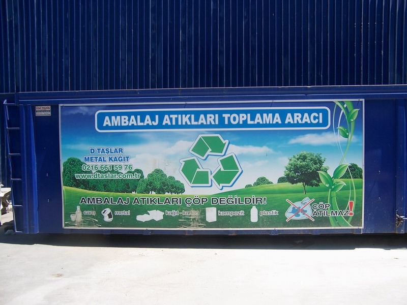 D Taşlar konteynerinin bilgilendirme panosu, yakın plan