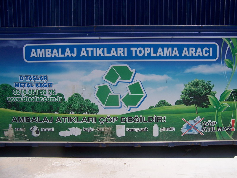 Üzerinde ambalaj atığı bilgilendirmesi bulunan D Taşlar toplama konteyneri