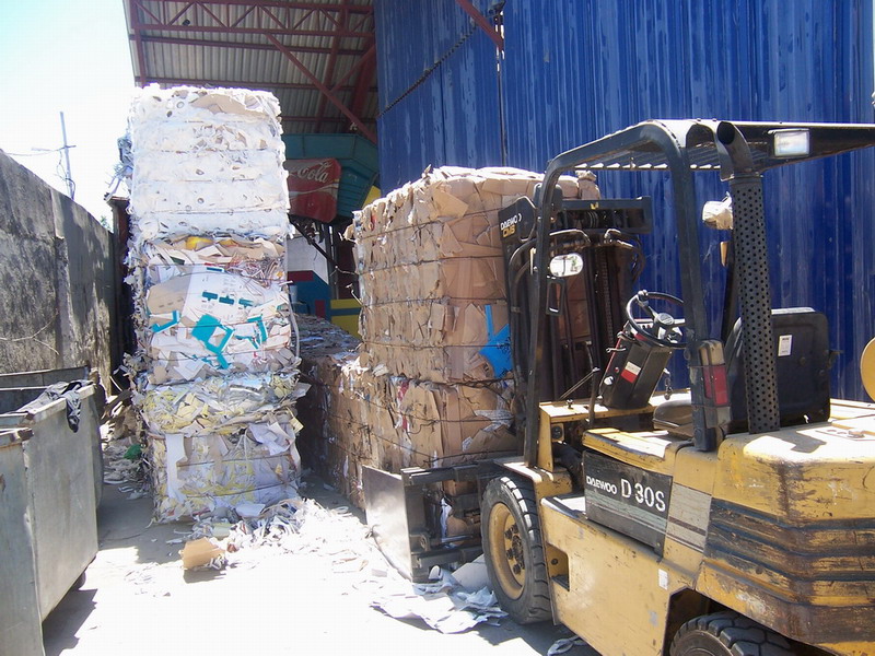 Forkliftle preslenmiş balyaların taşınması