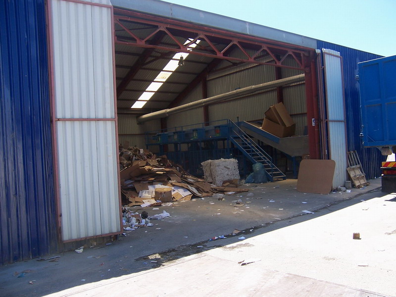 Tesisin kapalı alan girişi ve içerideki ayırma platformu